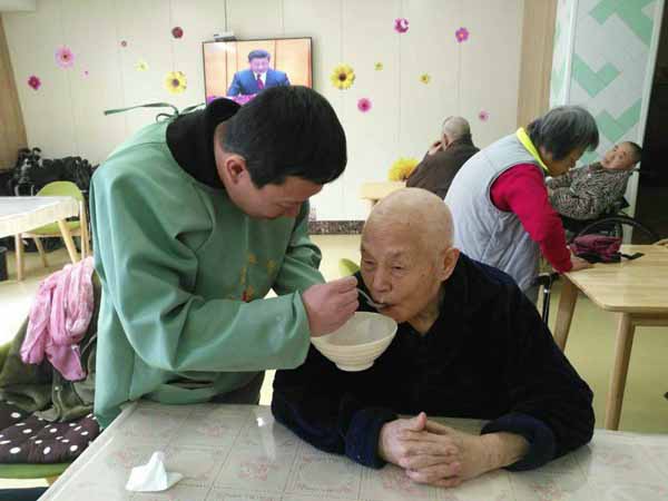 喂老人吃饭