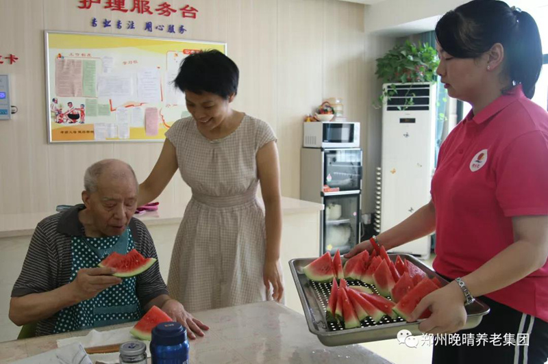 在金色晚晴，感受老去和丰年