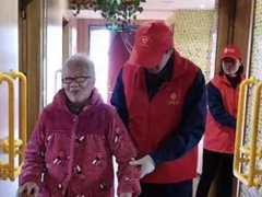 中原环保股份有限公司志愿者在晚晴养老服务中心开展爱心行动