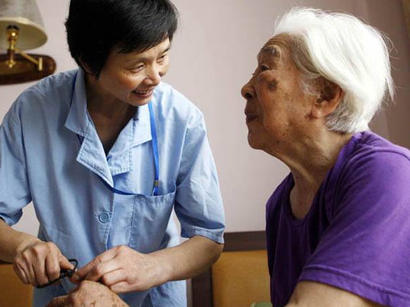 郑州养老院讲老人护理需要注意什么